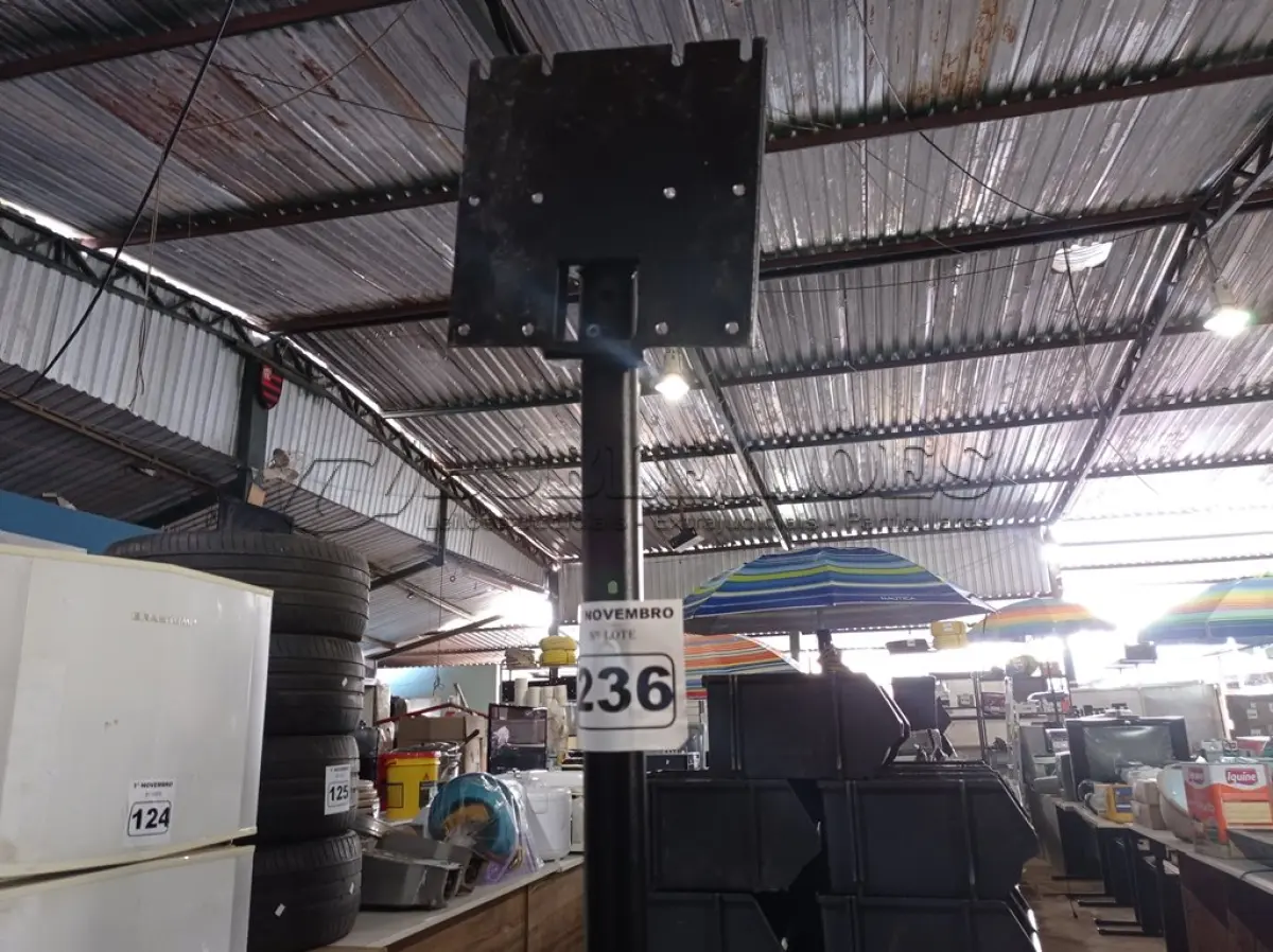 LOTE 236 - 01 TRIPÉ EXPOSITOR PARA TV’S. (NO ESTADO) ATENÇÃO! FAZER A VISITAÇÃO ANTES DE ARREMATAR, NÃO SABEMOS SE FUNCIONA. LEILÃO NÃO TEM GARANTIA E NEM DEVOLUÇÃO, SUJEITO A POSSÍVEIS AVARIAS VISÍVEIS/OCULTAS E/OU AUSÊNCIA DE COMPONENTES.