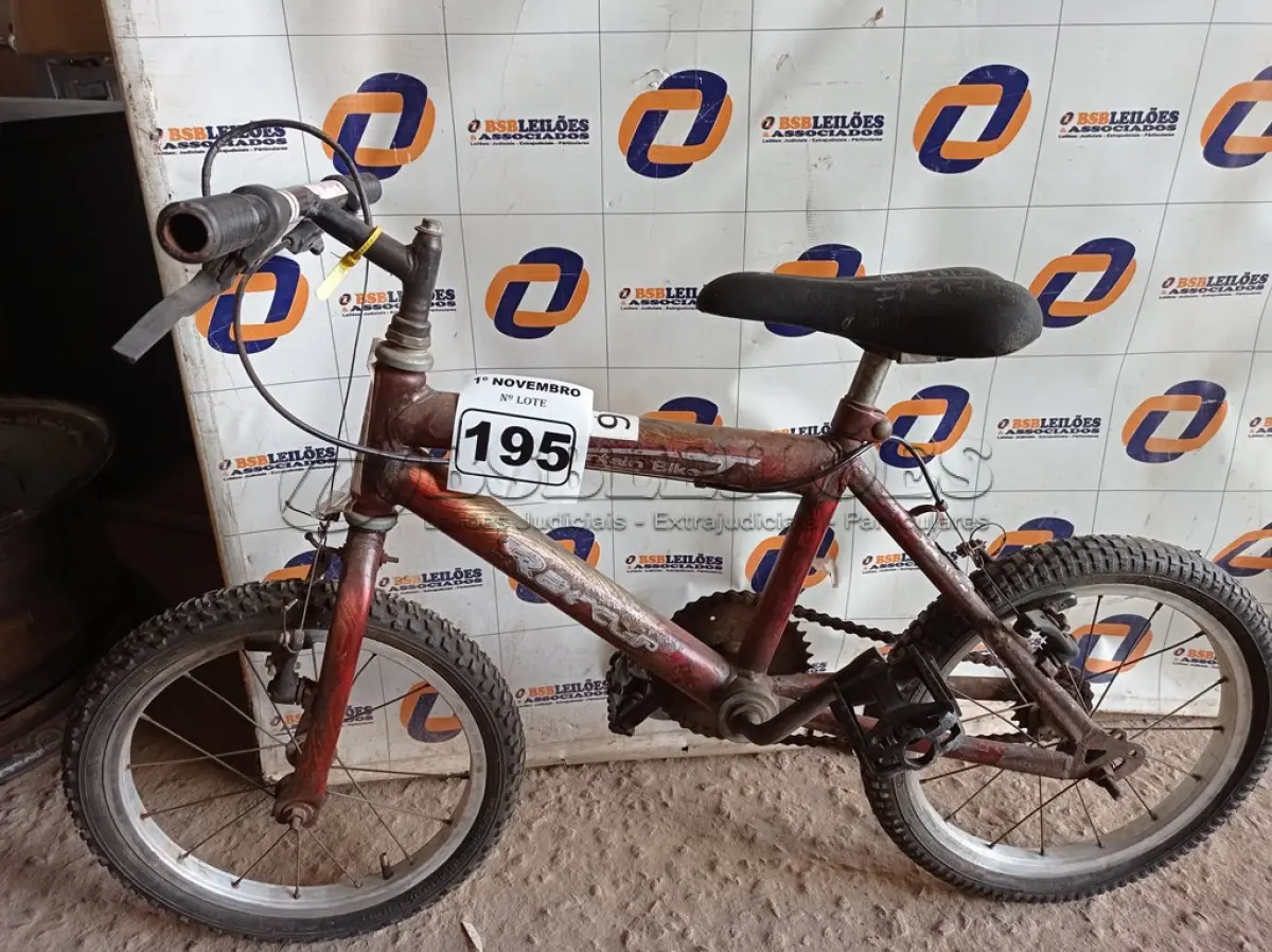 LOTE 195 - 01 BICICLETA ARO 16. (NO ESTADO) ATENÇÃO! FAZER A VISITAÇÃO ANTES DE ARREMATAR, NÃO SABEMOS SE FUNCIONA. LEILÃO NÃO TEM GARANTIA E NEM DEVOLUÇÃO, SUJEITO A POSSÍVEIS AVARIAS VISÍVEIS/OCULTAS E/OU AUSÊNCIA DE COMPONENTES.