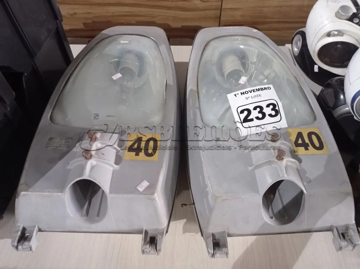 LOTE 233 - 02 LUMINÁRIAS DE PÁTIO. (NO ESTADO) ATENÇÃO! FAZER A VISITAÇÃO ANTES DE ARREMATAR, NÃO SABEMOS SE FUNCIONA. LEILÃO NÃO TEM GARANTIA E NEM DEVOLUÇÃO, SUJEITO A POSSÍVEIS AVARIAS VISÍVEIS/OCULTAS E/OU AUSÊNCIA DE COMPONENTES.