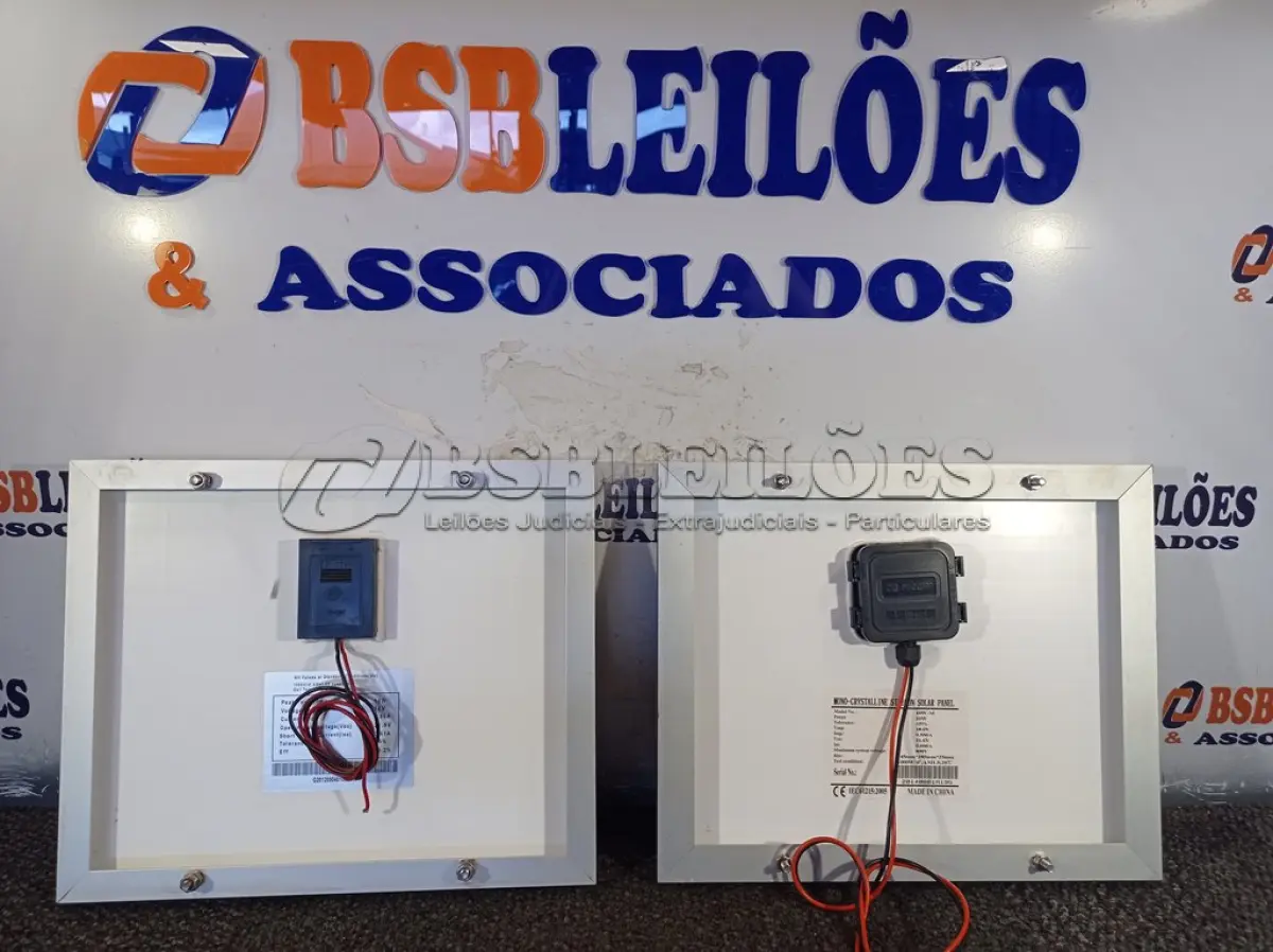 LOTE 242 - 02 PAINÉIS SOLARES 18V 10W. (NO ESTADO) ATENÇÃO! FAZER A VISITAÇÃO ANTES DE ARREMATAR, NÃO SABEMOS SE FUNCIONA. LEILÃO NÃO TEM GARANTIA E NEM DEVOLUÇÃO, SUJEITO A POSSÍVEIS AVARIAS VISÍVEIS/OCULTAS E/OU AUSÊNCIA DE COMPONENTES.