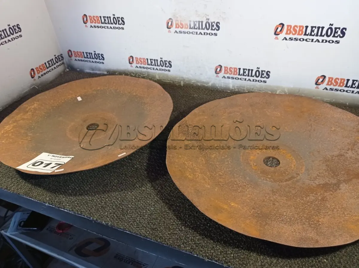 LOTE 017 - 02 DISCOS DE ARADO. (NO ESTADO) ATENÇÃO! FAZER A VISITAÇÃO ANTES DE ARREMATAR, NÃO SABEMOS SE FUNCIONA. LEILÃO NÃO TEM GARANTIA E NEM DEVOLUÇÃO, SUJEITO A POSSÍVEIS AVARIAS VISÍVEIS/OCULTAS E/OU AUSÊNCIA DE COMPONENTES.