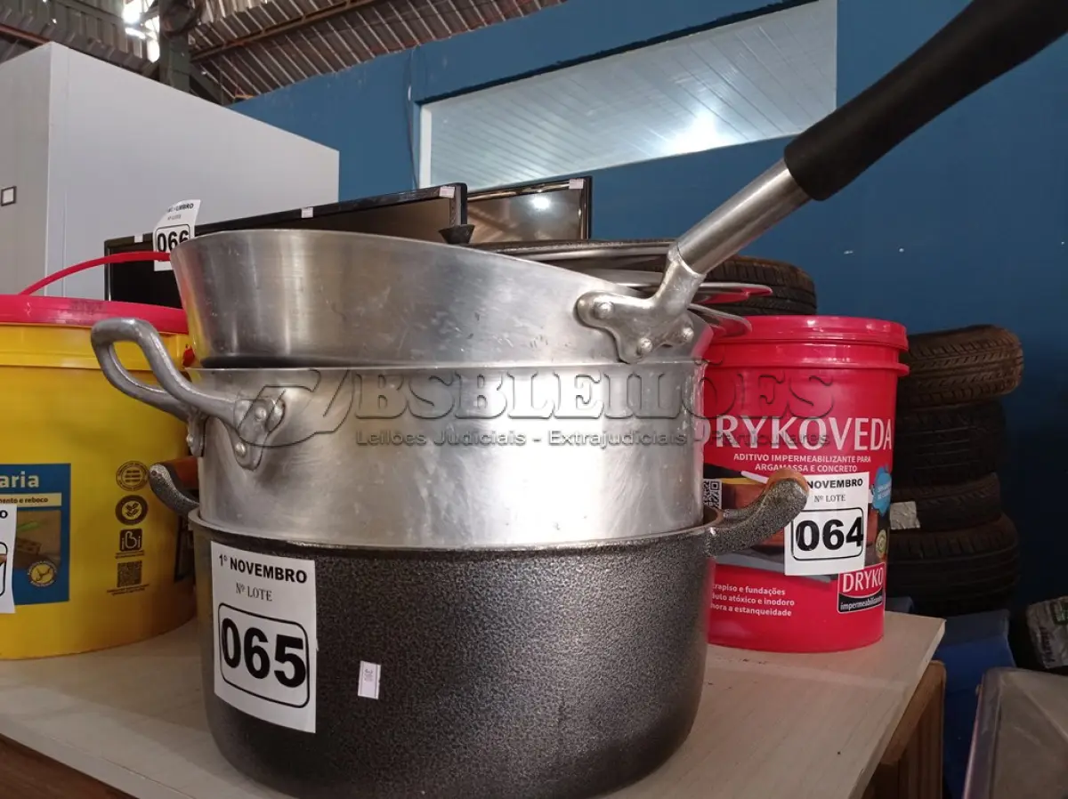LOTE 065 - 02 PANELAS GRANDES 40CM COM TAMPA E 01 FRIGIDEIRA GRANDE 40CM COM TAMPA. (NO ESTADO) ATENÇÃO! FAZER A VISITAÇÃO ANTES DE ARREMATAR, NÃO SABEMOS SE FUNCIONA. LEILÃO NÃO TEM GARANTIA E NEM DEVOLUÇÃO, SUJEITO A POSSÍVEIS AVARIAS VISÍVEIS/OCULTAS E/OU AUSÊNCIA DE COMPONENTES.