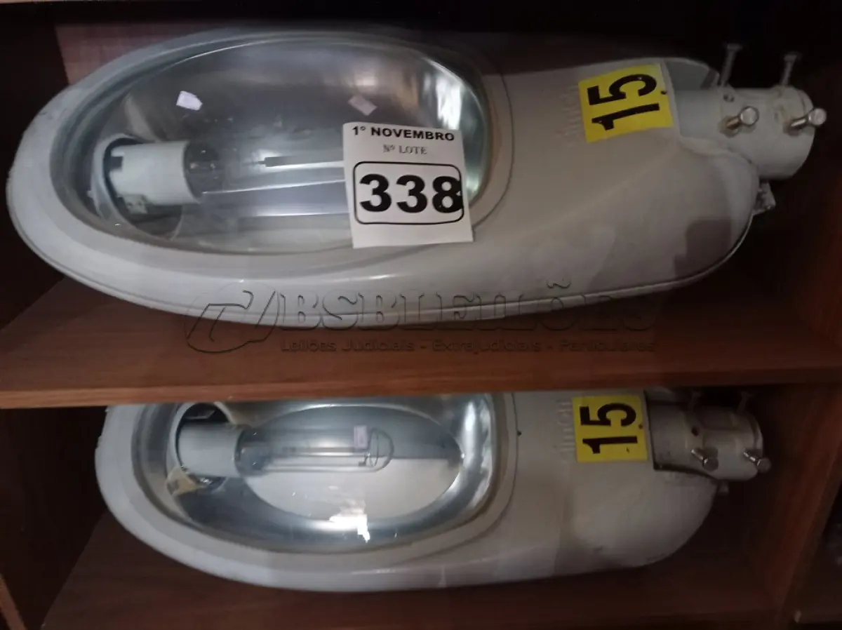 LOTE 338 - 02 LUMINÁRIAS DE PÁTIO. (NO ESTADO) ATENÇÃO! FAZER A VISITAÇÃO ANTES DE ARREMATAR, NÃO SABEMOS SE FUNCIONA. LEILÃO NÃO TEM GARANTIA E NEM DEVOLUÇÃO, SUJEITO A POSSÍVEIS AVARIAS VISÍVEIS/OCULTAS E/OU AUSÊNCIA DE COMPONENTES.