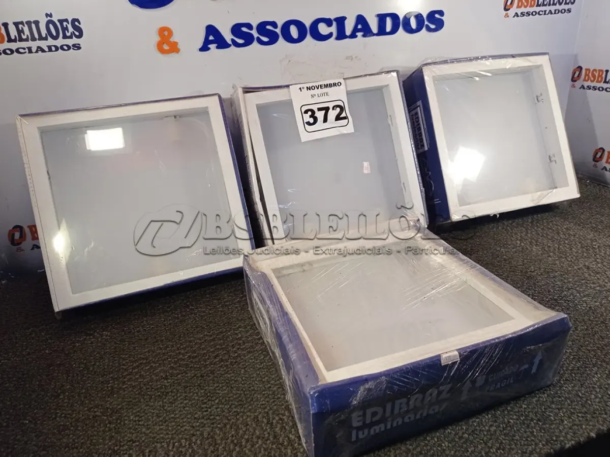 LOTE 372 - 04 LUMINÁRIAS DE EMBUTIR. (NO ESTADO) ATENÇÃO! FAZER A VISITAÇÃO ANTES DE ARREMATAR, NÃO SABEMOS SE FUNCIONA. LEILÃO NÃO TEM GARANTIA E NEM DEVOLUÇÃO, SUJEITO A POSSÍVEIS AVARIAS VISÍVEIS/OCULTAS E/OU AUSÊNCIA DE COMPONENTES.
