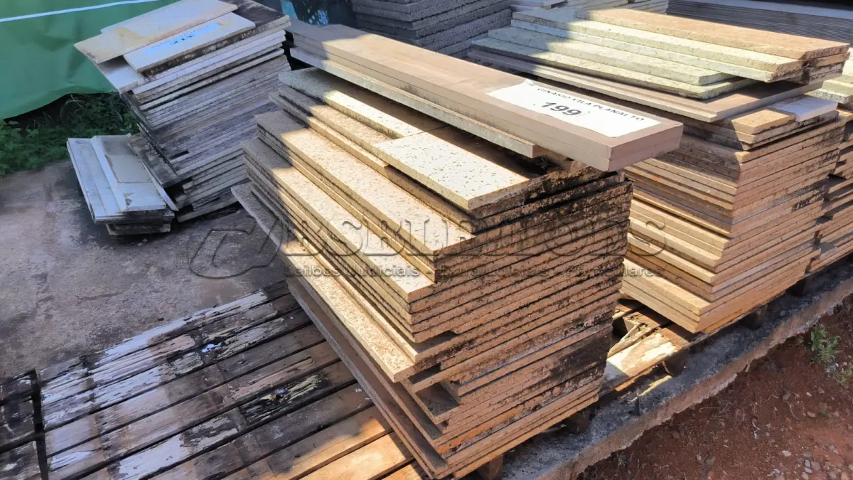LOTE 199 - 01 LOTE COM RODAPÉS EM GRANITO TAMANHOS E CORES DIVERSAS (APENAS UM MONTE)(NO ESTADO, NÃO SABEMOS SE FUNCIONA. LEILÃO NÃO TEM GARANTIA E NEM DEVOLUÇÃO).