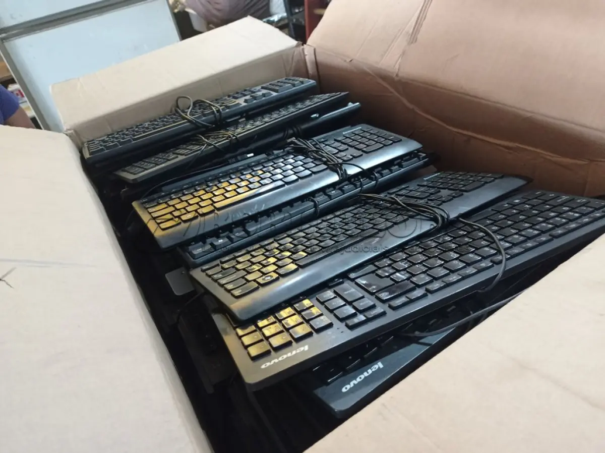 LOTE 425 - 01 LOTE COM VÁRIOS TECLADOS PARA PC MARCAS E MODELOS DIVERSOS. (NO ESTADO) ATENÇÃO! FAZER A VISITAÇÃO ANTES DE ARREMATAR, NÃO SABEMOS SE FUNCIONA. LEILÃO NÃO TEM GARANTIA E NEM DEVOLUÇÃO, SUJEITO A POSSÍVEIS AVARIAS VISÍVEIS/OCULTAS E/OU AUSÊNCIA DE COMPONENTES.