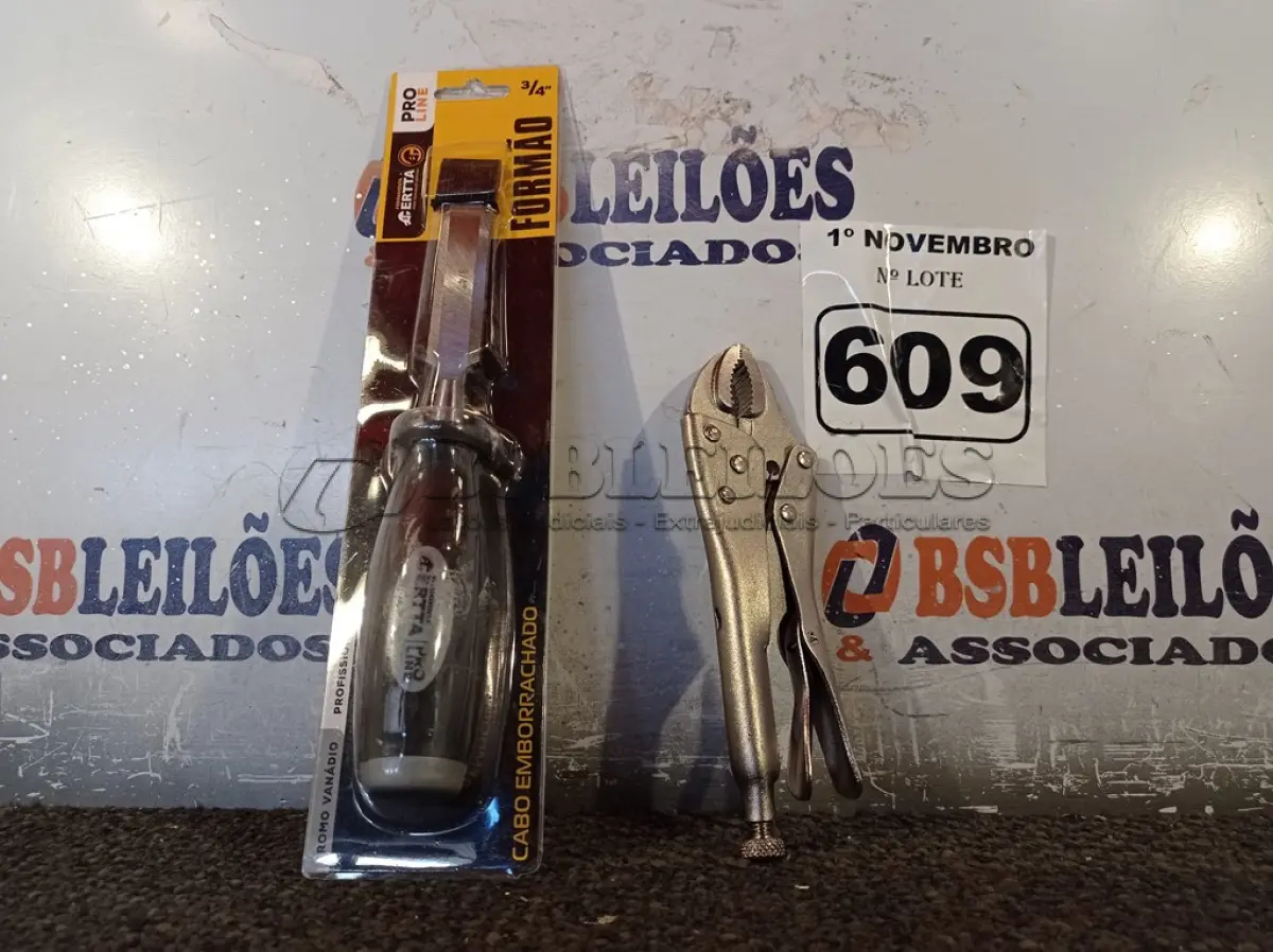 LOTE 609 - 01 FORMÃO E 01 ALICATE DE PRESSÃO. (NO ESTADO) ATENÇÃO! FAZER A VISITAÇÃO ANTES DE ARREMATAR, NÃO SABEMOS SE FUNCIONA. LEILÃO NÃO TEM GARANTIA E NEM DEVOLUÇÃO, SUJEITO A POSSÍVEIS AVARIAS VISÍVEIS/OCULTAS E/OU AUSÊNCIA DE COMPONENTES.