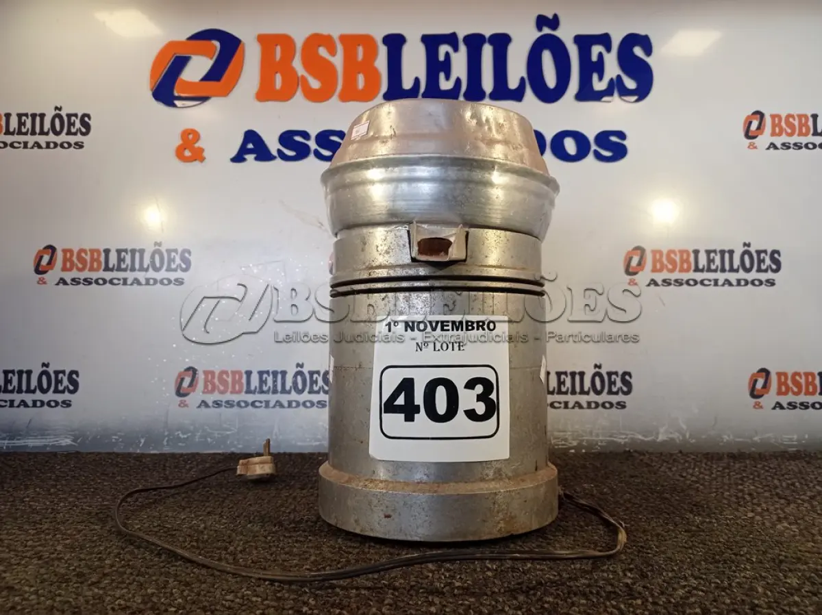 LOTE 403 - 01 ESPREMEDOR DE LARANJAS. (NO ESTADO) ATENÇÃO! FAZER A VISITAÇÃO ANTES DE ARREMATAR, NÃO SABEMOS SE FUNCIONA. LEILÃO NÃO TEM GARANTIA E NEM DEVOLUÇÃO, SUJEITO A POSSÍVEIS AVARIAS VISÍVEIS/OCULTAS E/OU AUSÊNCIA DE COMPONENTES.