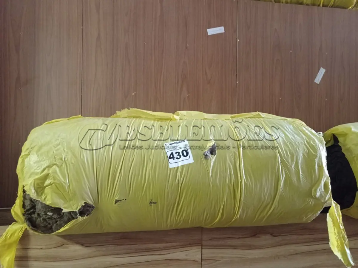LOTE 430 - 01 ROLO DE LÃ DE VIDRO. (NO ESTADO) ATENÇÃO! FAZER A VISITAÇÃO ANTES DE ARREMATAR, NÃO SABEMOS SE FUNCIONA. LEILÃO NÃO TEM GARANTIA E NEM DEVOLUÇÃO, SUJEITO A POSSÍVEIS AVARIAS VISÍVEIS/OCULTAS E/OU AUSÊNCIA DE COMPONENTES.