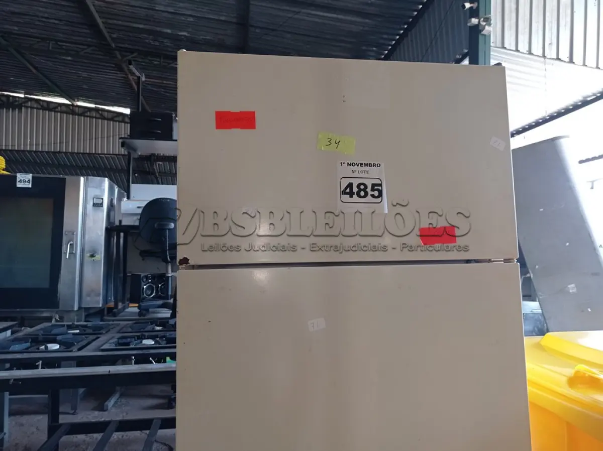 LOTE 485 - 01 GELADEIRA MARCA BRASTEMP 220V. (NO ESTADO) ATENÇÃO! FAZER A VISITAÇÃO ANTES DE ARREMATAR, NÃO SABEMOS SE FUNCIONA. LEILÃO NÃO TEM GARANTIA E NEM DEVOLUÇÃO, SUJEITO A POSSÍVEIS AVARIAS VISÍVEIS/OCULTAS E/OU AUSÊNCIA DE COMPONENTES.