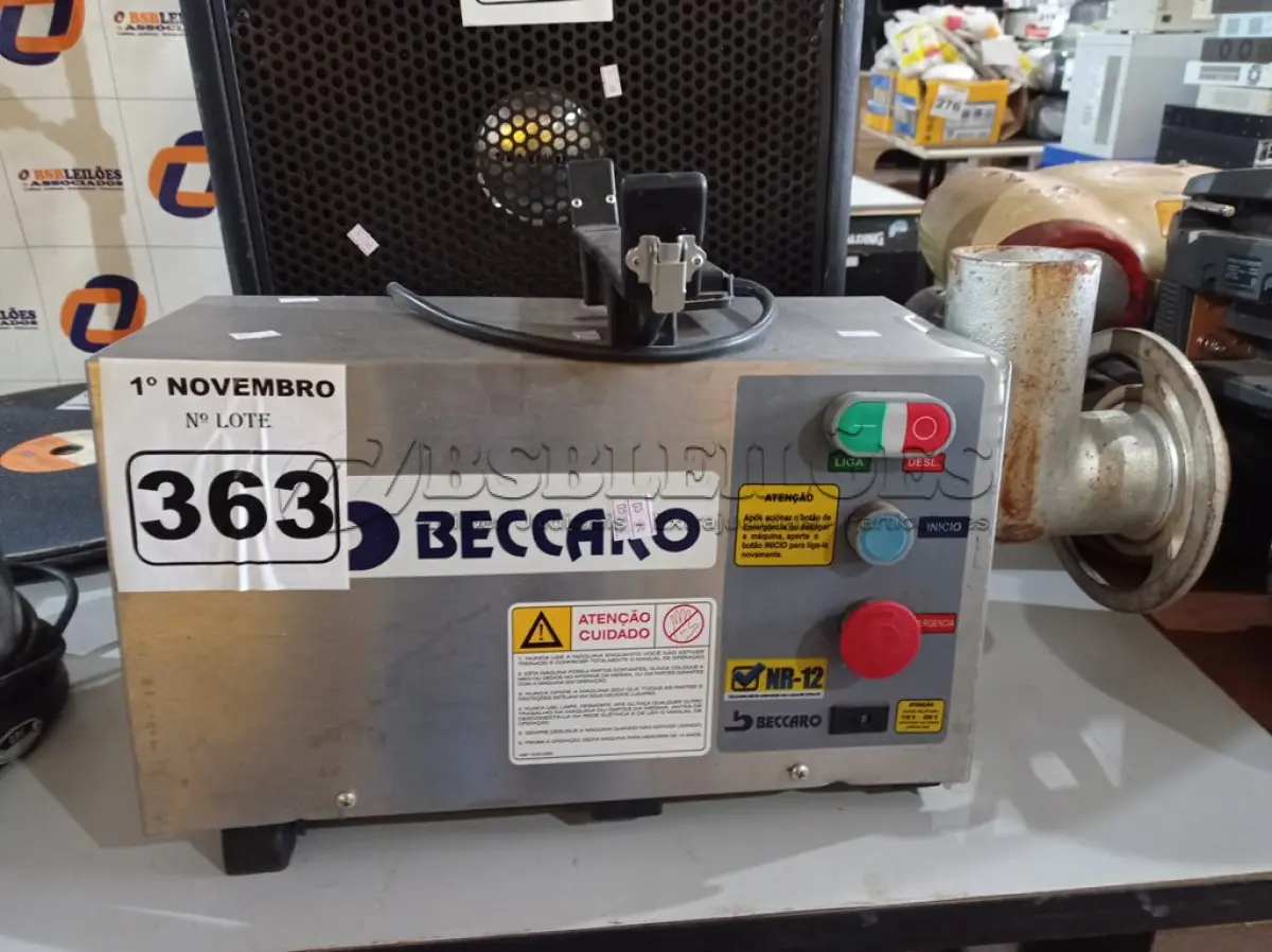 LOTE 363 - 01 MOEDOR DE CARNE BECCARO INCOMPLETO. (NO ESTADO) ATENÇÃO! FAZER A VISITAÇÃO ANTES DE ARREMATAR, NÃO SABEMOS SE FUNCIONA. LEILÃO NÃO TEM GARANTIA E NEM DEVOLUÇÃO, SUJEITO A POSSÍVEIS AVARIAS VISÍVEIS/OCULTAS E/OU AUSÊNCIA DE COMPONENTES.