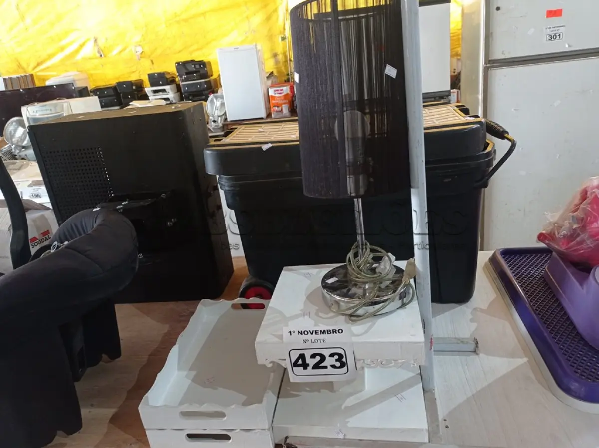 LOTE 423 - 02 BANDEJAS, 01 SUPORTE PARA DOCES, 01 ABAJUR E 01 MANEQUIM. (NO ESTADO) ATENÇÃO! FAZER A VISITAÇÃO ANTES DE ARREMATAR, NÃO SABEMOS SE FUNCIONA. LEILÃO NÃO TEM GARANTIA E NEM DEVOLUÇÃO, SUJEITO A POSSÍVEIS AVARIAS VISÍVEIS/OCULTAS E/OU AUSÊNCIA DE COMPONENTES.