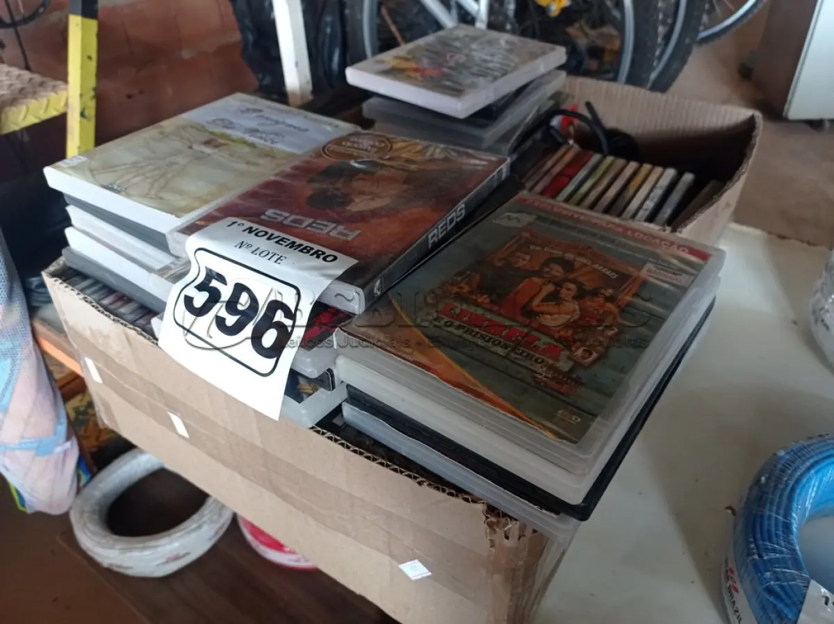 LOTE 596 - 01 LOTE COM VÁRIOS CDS E DVD TÍTULOS DIVERSOS. (NO ESTADO) ATENÇÃO! FAZER A VISITAÇÃO ANTES DE ARREMATAR, NÃO SABEMOS SE FUNCIONA. LEILÃO NÃO TEM GARANTIA E NEM DEVOLUÇÃO, SUJEITO A POSSÍVEIS AVARIAS VISÍVEIS/OCULTAS E/OU AUSÊNCIA DE COMPONENTES.