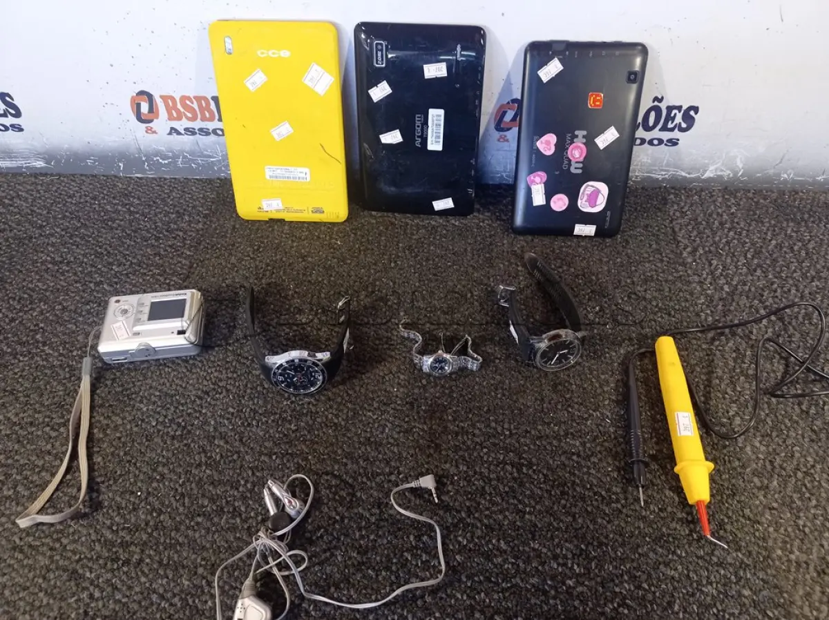 LOTE 563 - 03 TABLET, 01 CÂMERA FOTOGRÁFICA DIGITAL, 03 RELÓGIOS E 01 TESTE DE CORRENTE. (NO ESTADO) ATENÇÃO! FAZER A VISITAÇÃO ANTES DE ARREMATAR, NÃO SABEMOS SE FUNCIONA. LEILÃO NÃO TEM GARANTIA E NEM DEVOLUÇÃO, SUJEITO A POSSÍVEIS AVARIAS VISÍVEIS/OCULTAS E/OU AUSÊNCIA DE COMPONENTES.