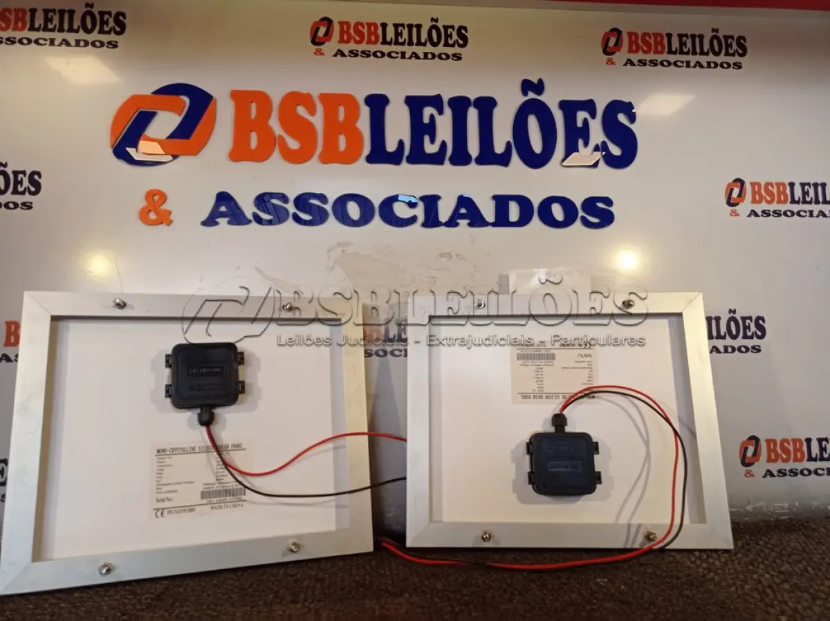 LOTE 467 - 02 PAINÉIS SOLARES 18V 10W. (NO ESTADO) ATENÇÃO! FAZER A VISITAÇÃO ANTES DE ARREMATAR, NÃO SABEMOS SE FUNCIONA. LEILÃO NÃO TEM GARANTIA E NEM DEVOLUÇÃO, SUJEITO A POSSÍVEIS AVARIAS VISÍVEIS/OCULTAS E/OU AUSÊNCIA DE COMPONENTES.