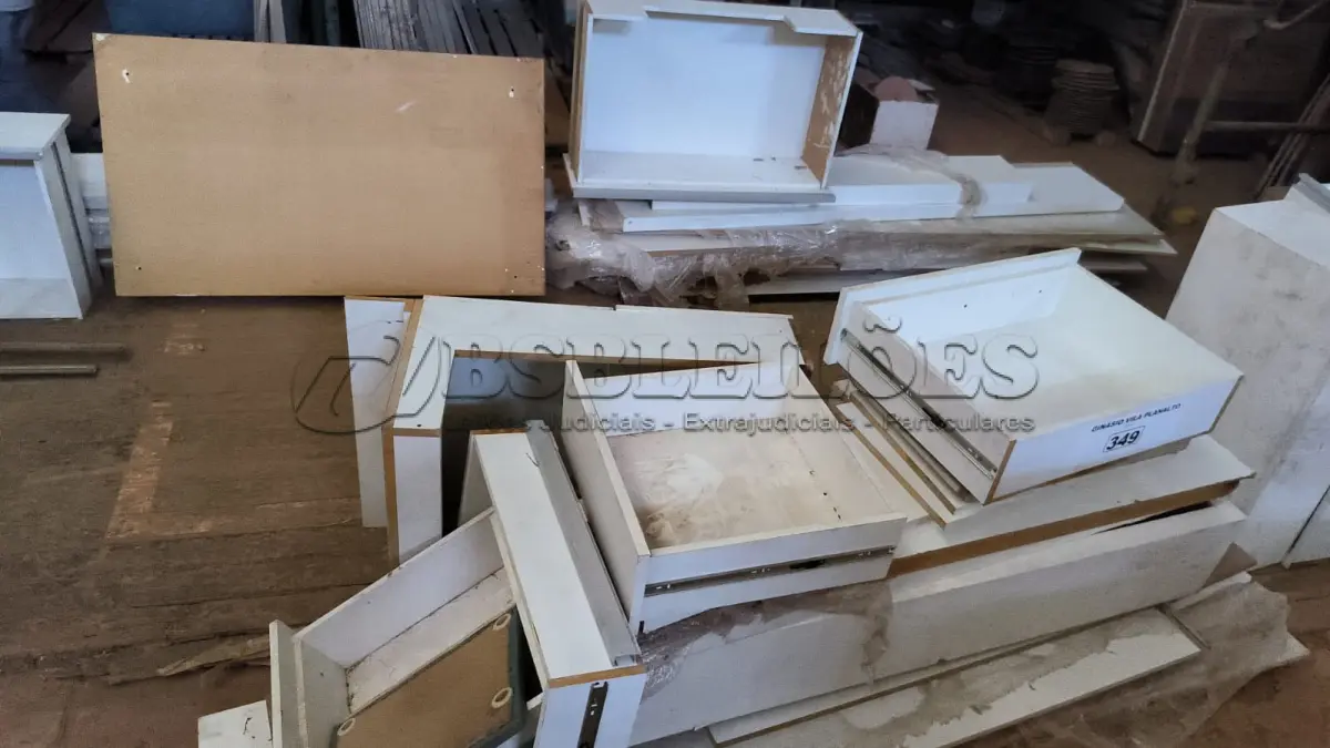 LOTE 349 - 01 LOTE COM GUARDA ROUPA DESMONTADO EM MADEIRA.(NO ESTADO, NÃO SABEMOS SE FUNCIONA. LEILÃO NÃO TEM GARANTIA E NEM DEVOLUÇÃO).