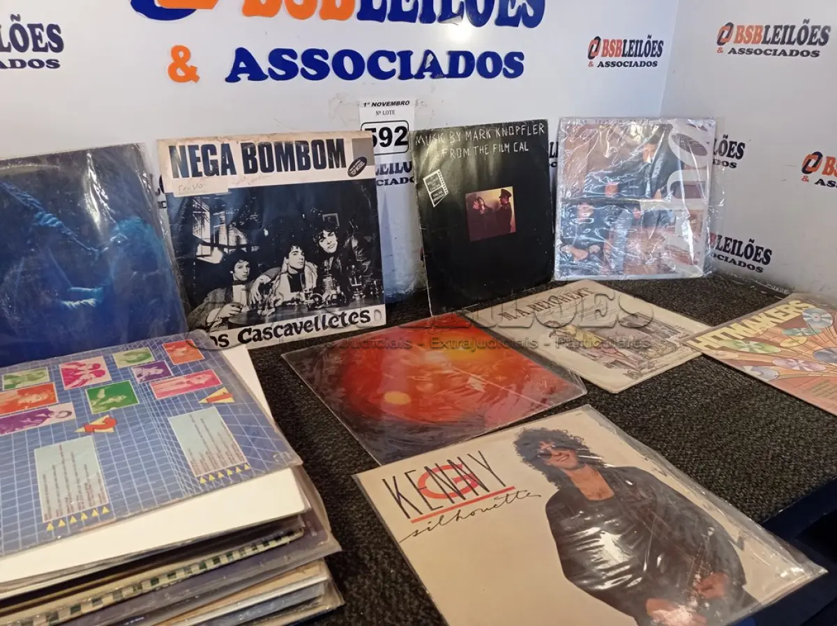 LOTE 592 - 01 LOTE COM VÁRIOS DISCOS DE VINIL TÍTULOS DIVERSOS. (NO ESTADO) ATENÇÃO! FAZER A VISITAÇÃO ANTES DE ARREMATAR, NÃO SABEMOS SE FUNCIONA. LEILÃO NÃO TEM GARANTIA E NEM DEVOLUÇÃO, SUJEITO A POSSÍVEIS AVARIAS VISÍVEIS/OCULTAS E/OU AUSÊNCIA DE COMPONENTES.