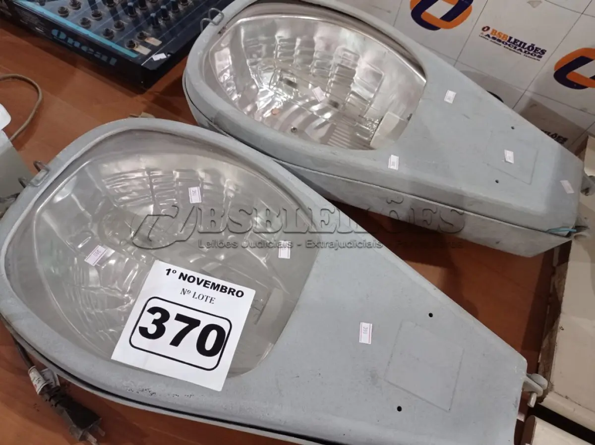 LOTE 370 - 02 LUMINÁRIAS DE PÁTIO. (NO ESTADO) ATENÇÃO! FAZER A VISITAÇÃO ANTES DE ARREMATAR, NÃO SABEMOS SE FUNCIONA. LEILÃO NÃO TEM GARANTIA E NEM DEVOLUÇÃO, SUJEITO A POSSÍVEIS AVARIAS VISÍVEIS/OCULTAS E/OU AUSÊNCIA DE COMPONENTES.