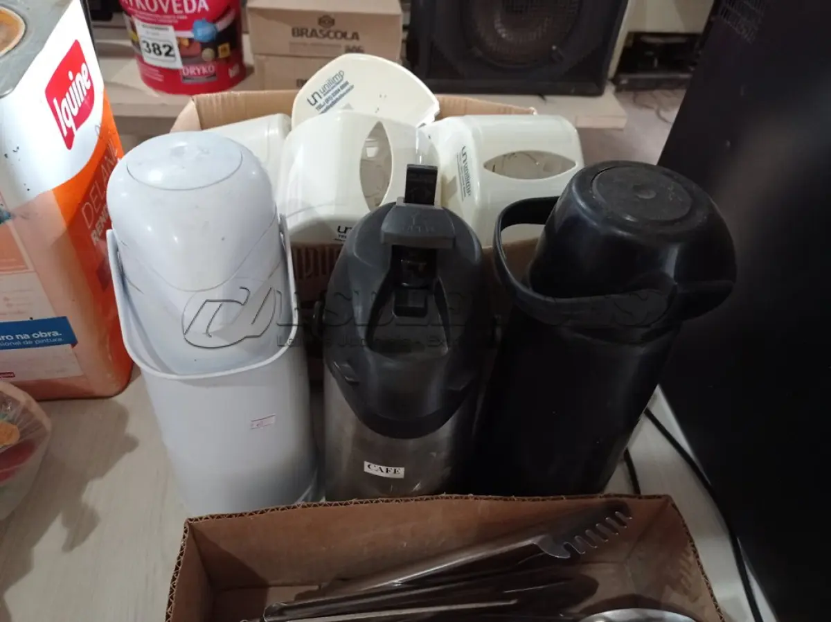 LOTE 389 - 03 GARRAFAS TÉRMICAS, VÁRIOS DISPENSE E VÁRIOS PEGADORES MARCAS E MODELOS DIVERSOS. (NO ESTADO) ATENÇÃO! FAZER A VISITAÇÃO ANTES DE ARREMATAR, NÃO SABEMOS SE FUNCIONA. LEILÃO NÃO TEM GARANTIA E NEM DEVOLUÇÃO, SUJEITO A POSSÍVEIS AVARIAS VISÍVEIS/OCULTAS E/OU AUSÊNCIA DE COMPONENTES.