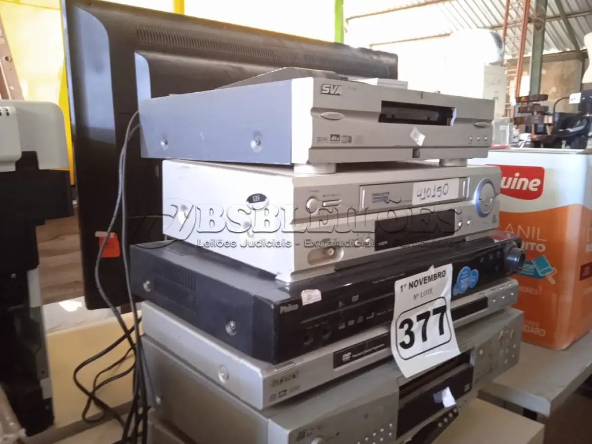 LOTE 377 - 01 LOTE COM VÁRIOS DVD E VÍDEO CACETE MARCA E MODELO DIVERSOS. (NO ESTADO) ATENÇÃO! FAZER A VISITAÇÃO ANTES DE ARREMATAR, NÃO SABEMOS SE FUNCIONA. LEILÃO NÃO TEM GARANTIA E NEM DEVOLUÇÃO, SUJEITO A POSSÍVEIS AVARIAS VISÍVEIS/OCULTAS E/OU AUSÊNCIA DE COMPONENTES.
