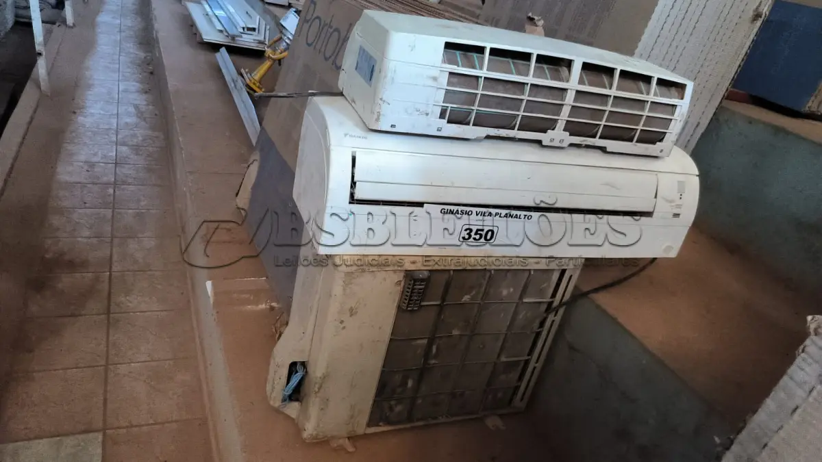 LOTE 350 - 01 AR CONDICIONADO FUJITSU E 02 EVAPORADORAS DE MARCAS DIFERENTES.(NO ESTADO, NÃO SABEMOS SE FUNCIONA. LEILÃO NÃO TEM GARANTIA E NEM DEVOLUÇÃO).