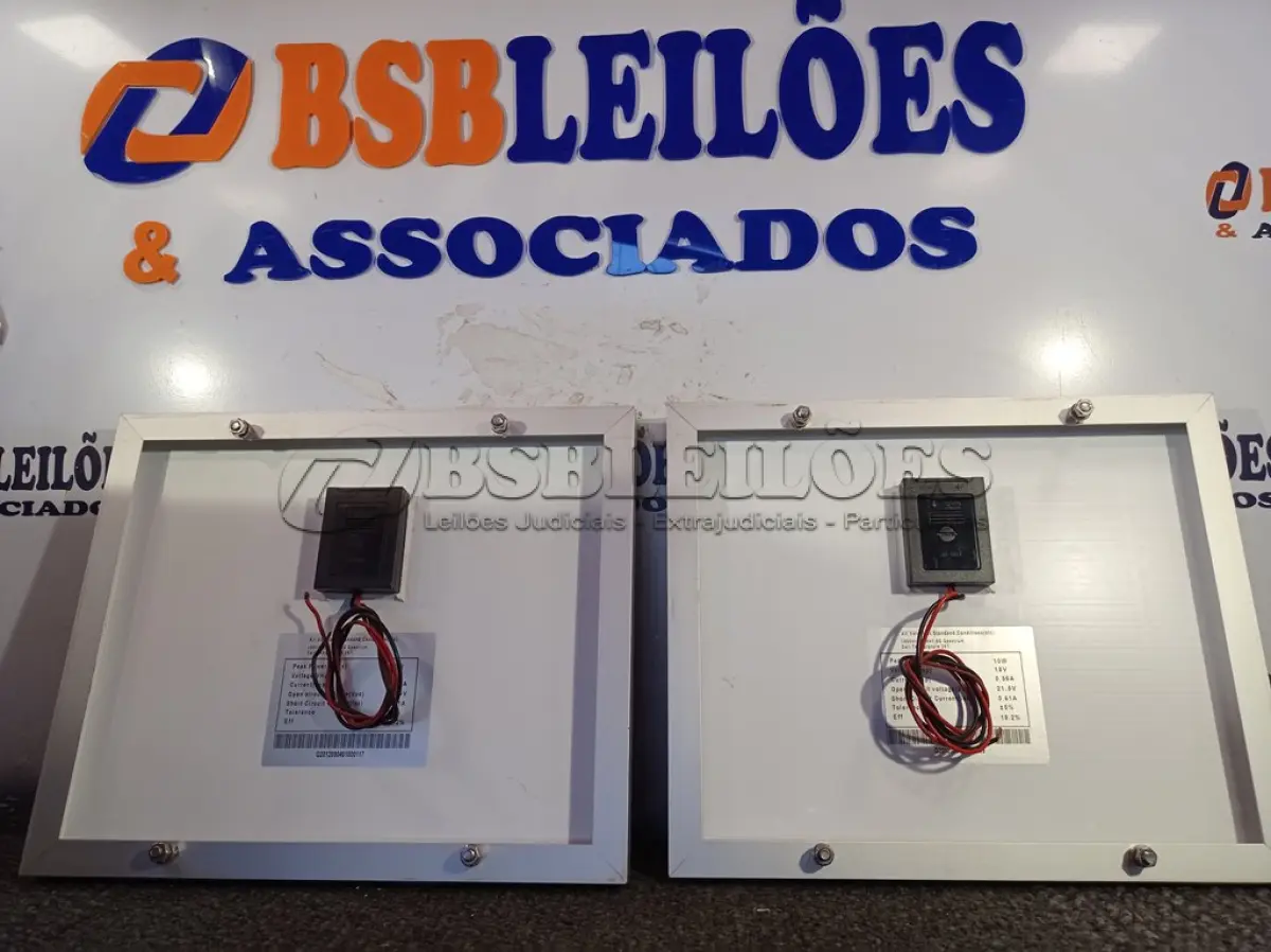 LOTE 356 - 02 PAINÉIS SOLARES 18V 10W. (NO ESTADO) ATENÇÃO! FAZER A VISITAÇÃO ANTES DE ARREMATAR, NÃO SABEMOS SE FUNCIONA. LEILÃO NÃO TEM GARANTIA E NEM DEVOLUÇÃO, SUJEITO A POSSÍVEIS AVARIAS VISÍVEIS/OCULTAS E/OU AUSÊNCIA DE COMPONENTES.