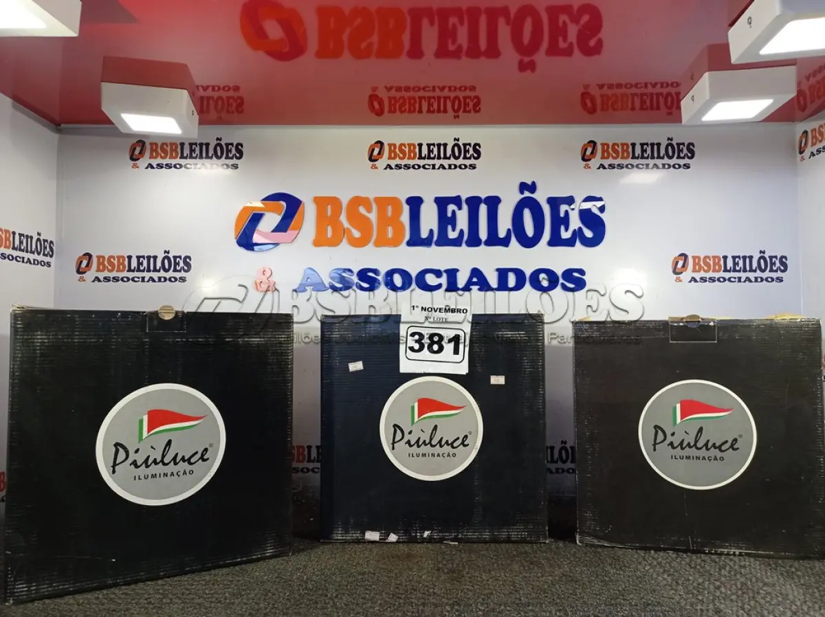 LOTE 381 - 03 LUMINÁRIAS DE EMBUTIR 30X30 PIOLUCE. (NO ESTADO) ATENÇÃO! FAZER A VISITAÇÃO ANTES DE ARREMATAR, NÃO SABEMOS SE FUNCIONA. LEILÃO NÃO TEM GARANTIA E NEM DEVOLUÇÃO, SUJEITO A POSSÍVEIS AVARIAS VISÍVEIS/OCULTAS E/OU AUSÊNCIA DE COMPONENTES.