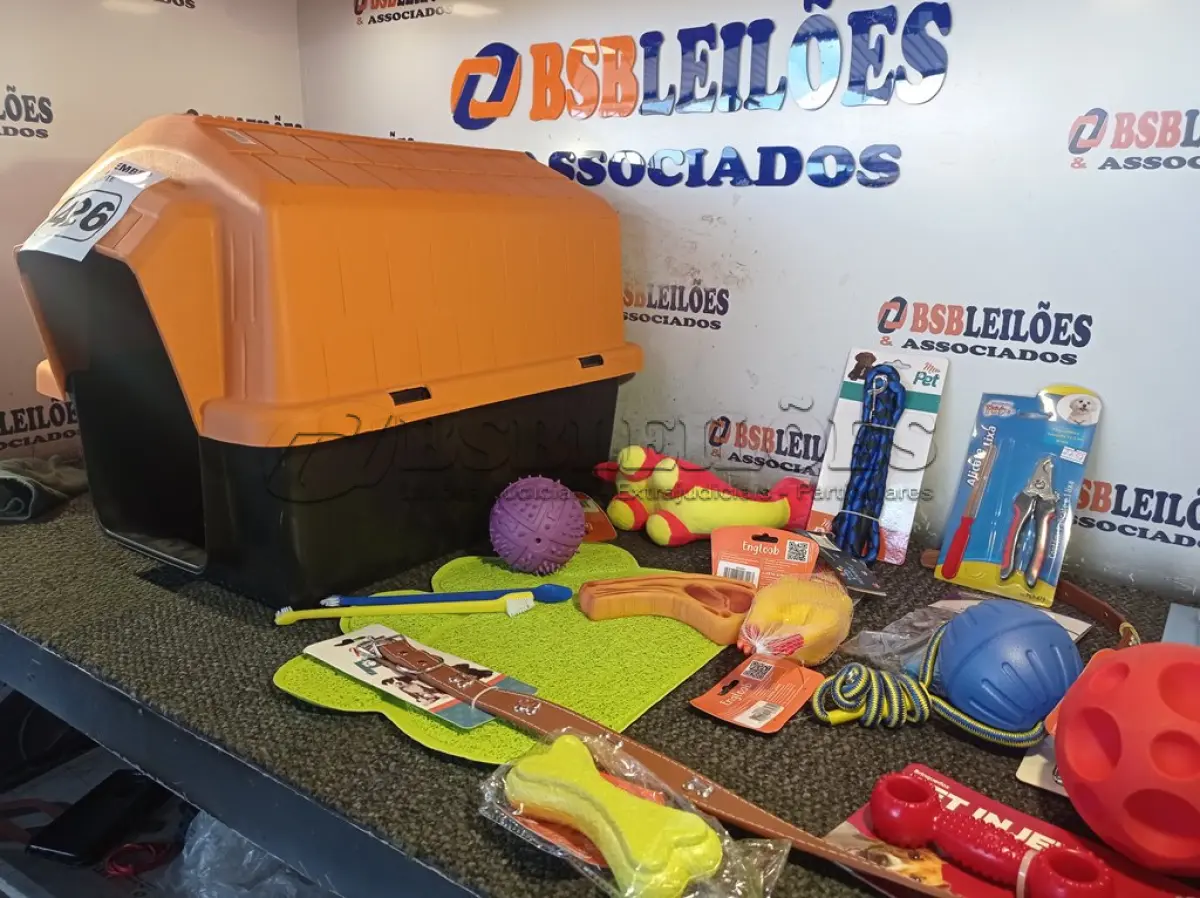 LOTE 426 - 01 CASINHA E 01 KIT DE ACESSÓRIOS PARA PET. (NO ESTADO) ATENÇÃO! FAZER A VISITAÇÃO ANTES DE ARREMATAR, NÃO SABEMOS SE FUNCIONA. LEILÃO NÃO TEM GARANTIA E NEM DEVOLUÇÃO, SUJEITO A POSSÍVEIS AVARIAS VISÍVEIS/OCULTAS E/OU AUSÊNCIA DE COMPONENTES.