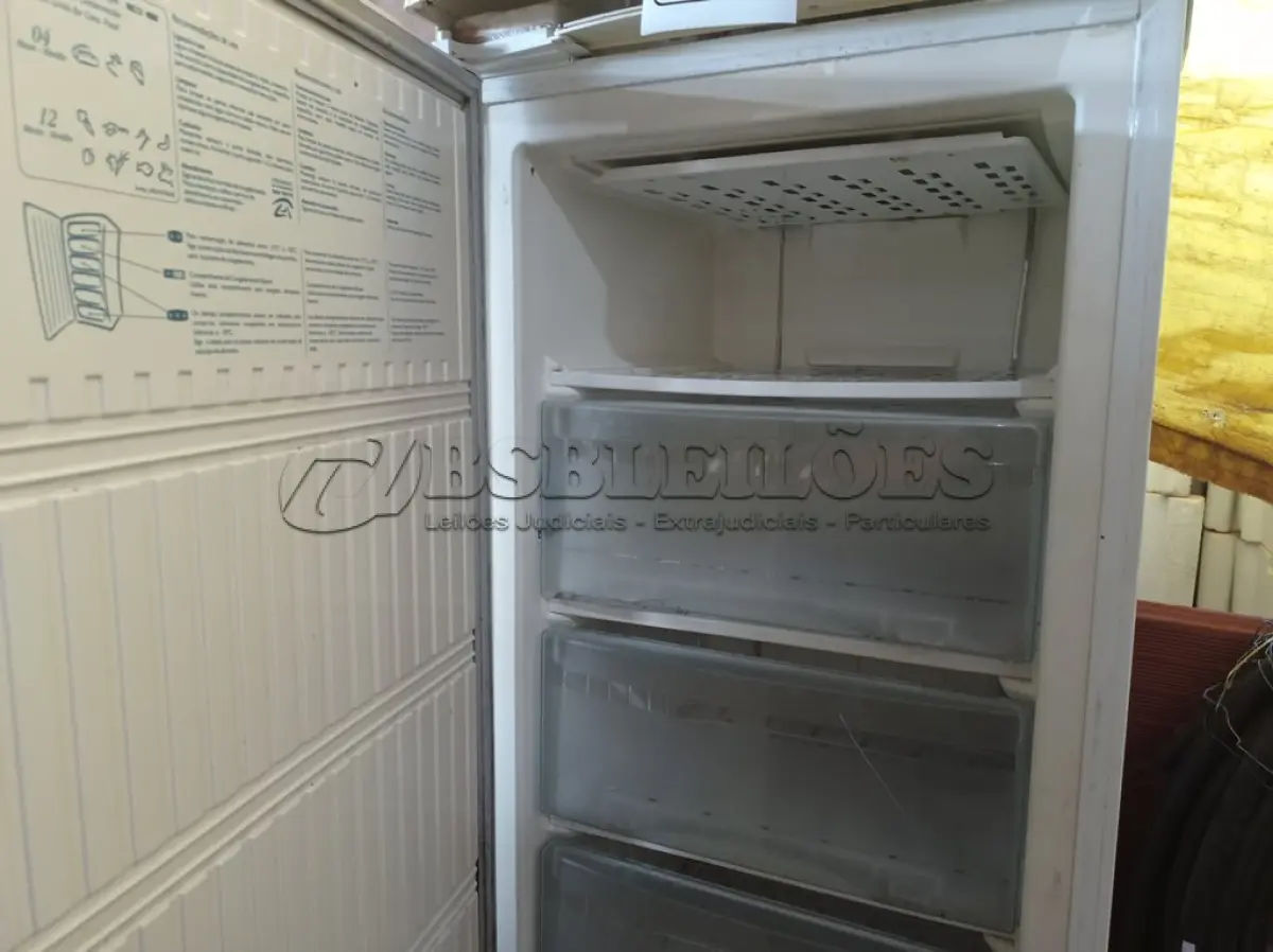 LOTE 542 - 01 FREEZER VERTICAL MARCA ELECTROLUX 220V. (NO ESTADO) ATENÇÃO! FAZER A VISITAÇÃO ANTES DE ARREMATAR, NÃO SABEMOS SE FUNCIONA. LEILÃO NÃO TEM GARANTIA E NEM DEVOLUÇÃO, SUJEITO A POSSÍVEIS AVARIAS VISÍVEIS/OCULTAS E/OU AUSÊNCIA DE COMPONENTES.