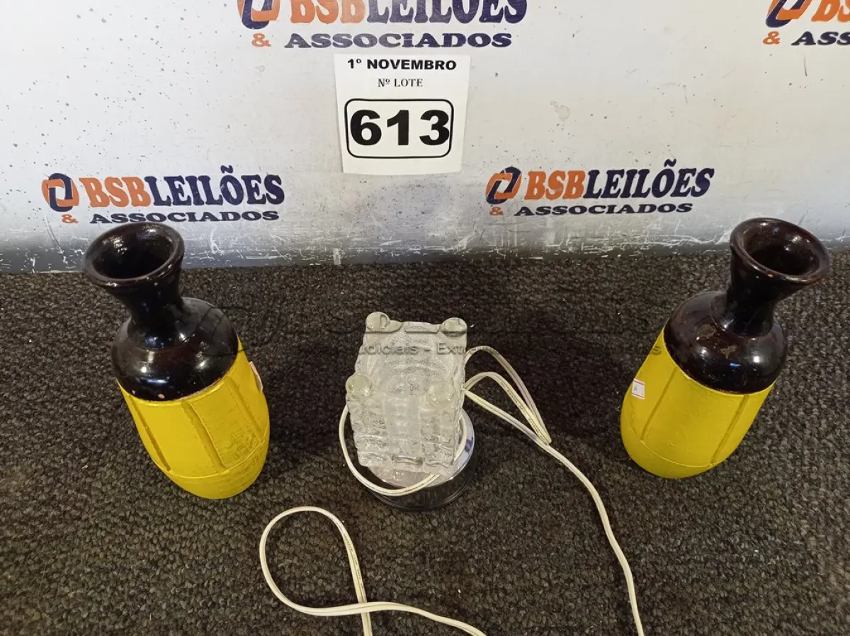 LOTE 613 - 01 ABAJUR CRISTAL E 02 VASOS. (NO ESTADO) ATENÇÃO! FAZER A VISITAÇÃO ANTES DE ARREMATAR, NÃO SABEMOS SE FUNCIONA. LEILÃO NÃO TEM GARANTIA E NEM DEVOLUÇÃO, SUJEITO A POSSÍVEIS AVARIAS VISÍVEIS/OCULTAS E/OU AUSÊNCIA DE COMPONENTES.