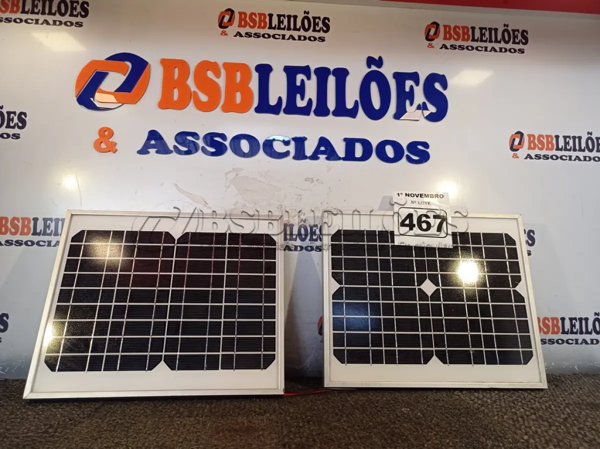 LOTE 467 - 02 PAINÉIS SOLARES 18V 10W. (NO ESTADO) ATENÇÃO! FAZER A VISITAÇÃO ANTES DE ARREMATAR, NÃO SABEMOS SE FUNCIONA. LEILÃO NÃO TEM GARANTIA E NEM DEVOLUÇÃO, SUJEITO A POSSÍVEIS AVARIAS VISÍVEIS/OCULTAS E/OU AUSÊNCIA DE COMPONENTES.