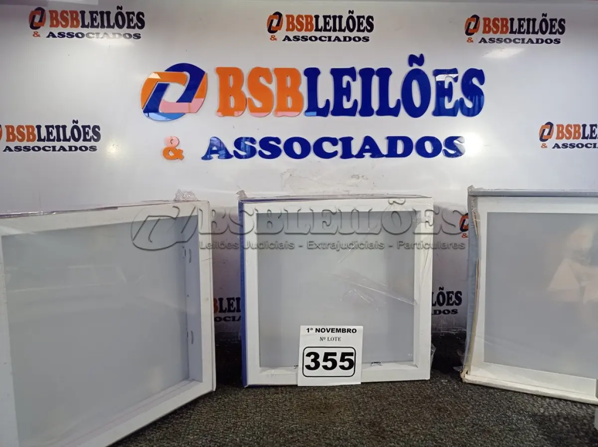 LOTE 355 - 03 LUMINÁRIAS DE SOBREPOR. (NO ESTADO) ATENÇÃO! FAZER A VISITAÇÃO ANTES DE ARREMATAR, NÃO SABEMOS SE FUNCIONA. LEILÃO NÃO TEM GARANTIA E NEM DEVOLUÇÃO, SUJEITO A POSSÍVEIS AVARIAS VISÍVEIS/OCULTAS E/OU AUSÊNCIA DE COMPONENTES.