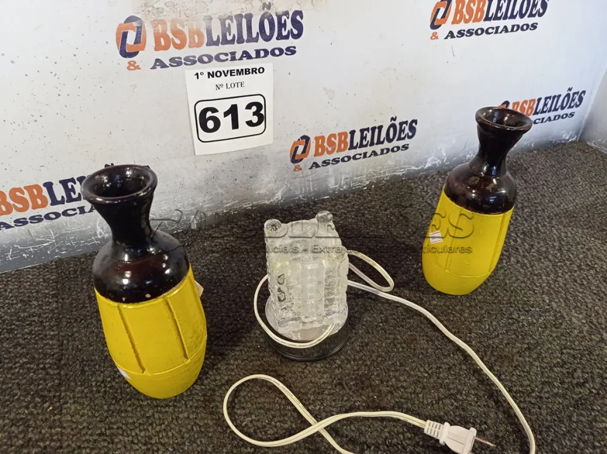 LOTE 613 - 01 ABAJUR CRISTAL E 02 VASOS. (NO ESTADO) ATENÇÃO! FAZER A VISITAÇÃO ANTES DE ARREMATAR, NÃO SABEMOS SE FUNCIONA. LEILÃO NÃO TEM GARANTIA E NEM DEVOLUÇÃO, SUJEITO A POSSÍVEIS AVARIAS VISÍVEIS/OCULTAS E/OU AUSÊNCIA DE COMPONENTES.