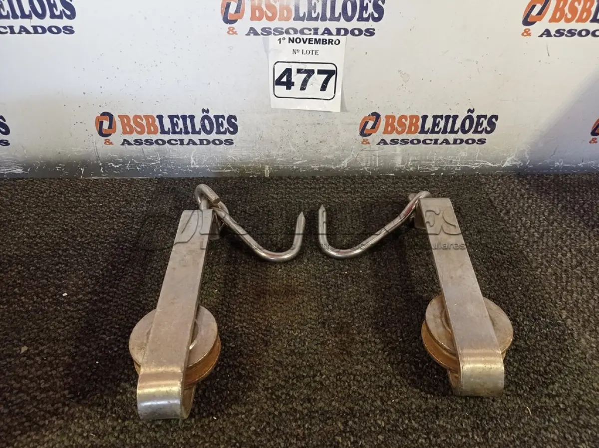LOTE 477 - 03 GANCHEIRA COM ROLDANAS EM AÇO INOX. (NO ESTADO) ATENÇÃO! FAZER A VISITAÇÃO ANTES DE ARREMATAR, NÃO SABEMOS SE FUNCIONA. LEILÃO NÃO TEM GARANTIA E NEM DEVOLUÇÃO, SUJEITO A POSSÍVEIS AVARIAS VISÍVEIS/OCULTAS E/OU AUSÊNCIA DE COMPONENTES.