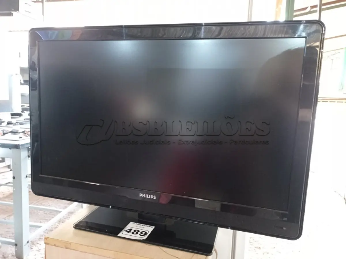 LOTE 489 - 01 TV PHILIPS 42” POL. (NO ESTADO) ATENÇÃO! FAZER A VISITAÇÃO ANTES DE ARREMATAR, NÃO SABEMOS SE FUNCIONA. LEILÃO NÃO TEM GARANTIA E NEM DEVOLUÇÃO, SUJEITO A POSSÍVEIS AVARIAS VISÍVEIS/OCULTAS E/OU AUSÊNCIA DE COMPONENTES.