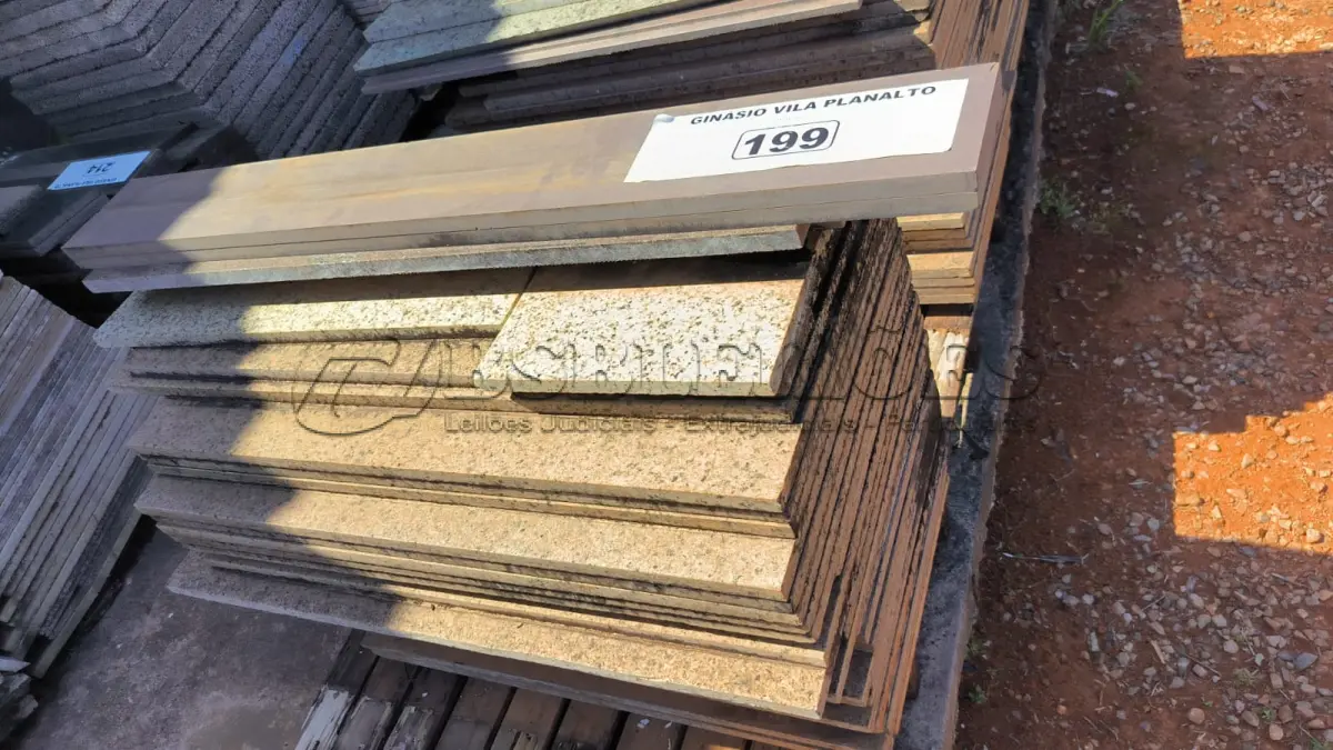 LOTE 199 - 01 LOTE COM RODAPÉS EM GRANITO TAMANHOS E CORES DIVERSAS (APENAS UM MONTE)(NO ESTADO, NÃO SABEMOS SE FUNCIONA. LEILÃO NÃO TEM GARANTIA E NEM DEVOLUÇÃO).