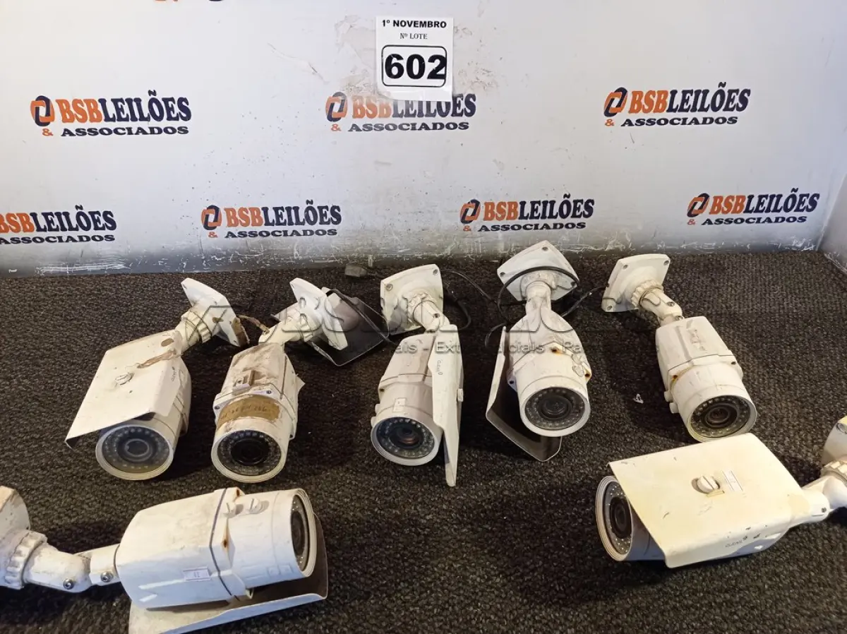 LOTE 602 - 01 LOTE COM VÁRIAS CÂMERAS DE SEGURANÇA. (NO ESTADO) ATENÇÃO! FAZER A VISITAÇÃO ANTES DE ARREMATAR, NÃO SABEMOS SE FUNCIONA. LEILÃO NÃO TEM GARANTIA E NEM DEVOLUÇÃO, SUJEITO A POSSÍVEIS AVARIAS VISÍVEIS/OCULTAS E/OU AUSÊNCIA DE COMPONENTES.