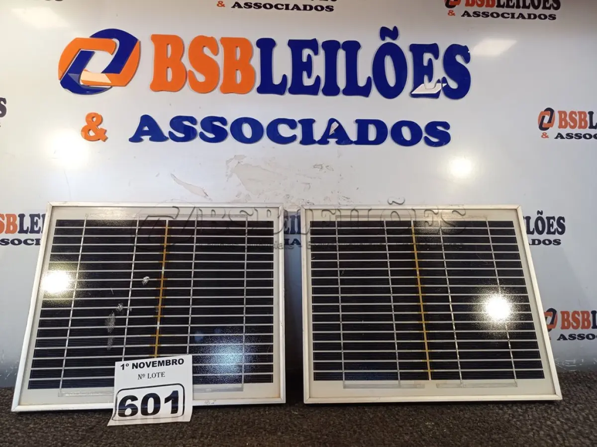 LOTE 601 - 02 PAINÉIS SOLARES 18V 10W. (NO ESTADO) ATENÇÃO! FAZER A VISITAÇÃO ANTES DE ARREMATAR, NÃO SABEMOS SE FUNCIONA. LEILÃO NÃO TEM GARANTIA E NEM DEVOLUÇÃO, SUJEITO A POSSÍVEIS AVARIAS VISÍVEIS/OCULTAS E/OU AUSÊNCIA DE COMPONENTES.