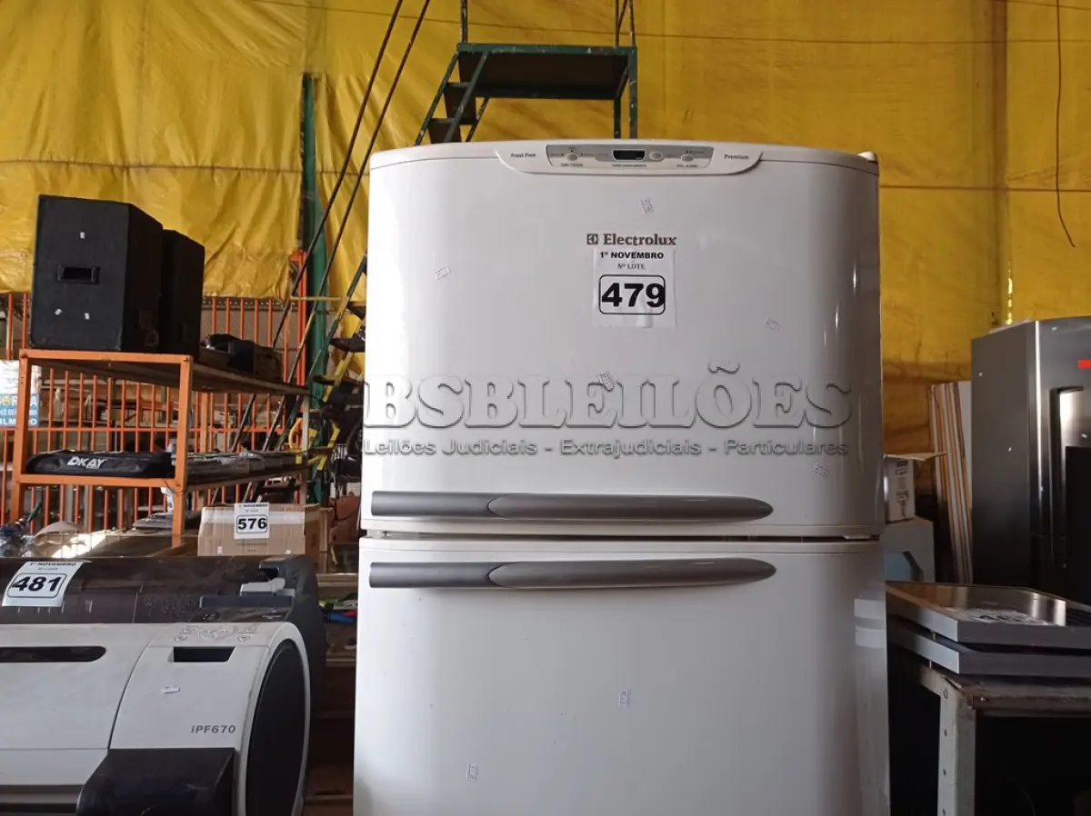 LOTE 479 - 01 GELADEIRA FROST FREE MARCA ELECTROLUX 220V. (NO ESTADO) ATENÇÃO! FAZER A VISITAÇÃO ANTES DE ARREMATAR, NÃO SABEMOS SE FUNCIONA. LEILÃO NÃO TEM GARANTIA E NEM DEVOLUÇÃO, SUJEITO A POSSÍVEIS AVARIAS VISÍVEIS/OCULTAS E/OU AUSÊNCIA DE COMPONENTES.