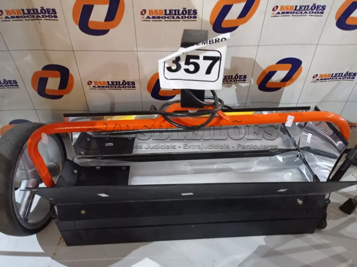 LOTE 357 - 01 LUMINÁRIA DE PALCO. (NO ESTADO) ATENÇÃO! FAZER A VISITAÇÃO ANTES DE ARREMATAR, NÃO SABEMOS SE FUNCIONA. LEILÃO NÃO TEM GARANTIA E NEM DEVOLUÇÃO, SUJEITO A POSSÍVEIS AVARIAS VISÍVEIS/OCULTAS E/OU AUSÊNCIA DE COMPONENTES.