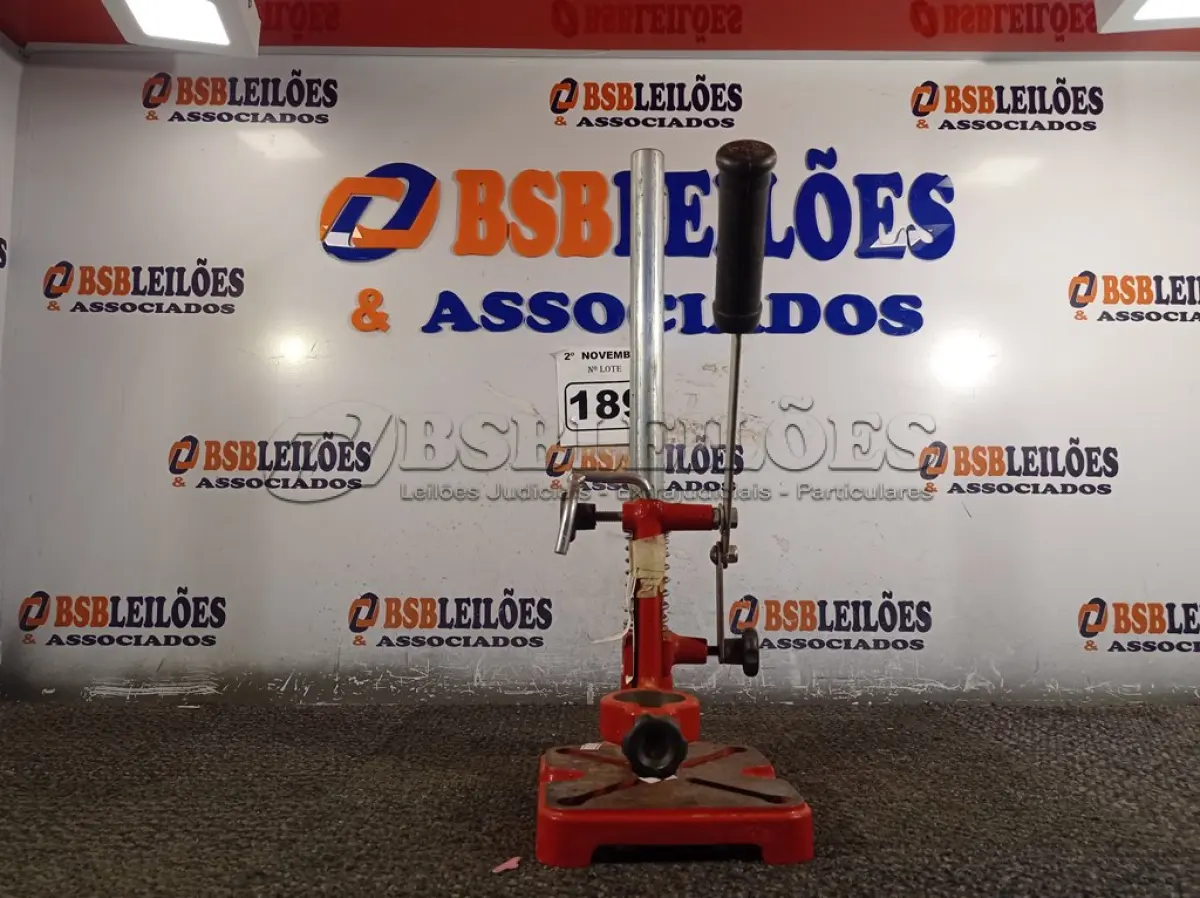 LOTE 189 - 01 SUPORTE PARA FURADEIRA DE BANCADA. (NO ESTADO) ATENÇÃO! FAZER A VISITAÇÃO ANTES DE ARREMATAR, NÃO SABEMOS SE FUNCIONA. LEILÃO NÃO TEM GARANTIA E NEM DEVOLUÇÃO, SUJEITO A POSSÍVEIS AVARIAS VISÍVEIS/OCULTAS E/OU AUSÊNCIA DE COMPONENTES.