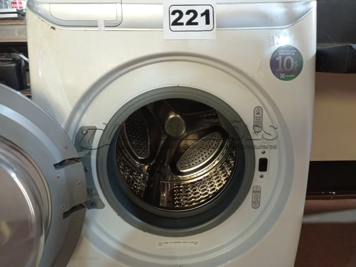 LOTE 221 - 01 LAVA SECA MARCA ELECTROLUX 9KG 220V. (NO ESTADO) ATENÇÃO! FAZER A VISITAÇÃO ANTES DE ARREMATAR, NÃO SABEMOS SE FUNCIONA. LEILÃO NÃO TEM GARANTIA E NEM DEVOLUÇÃO, SUJEITO A POSSÍVEIS AVARIAS VISÍVEIS/OCULTAS E/OU AUSÊNCIA DE COMPONENTES.