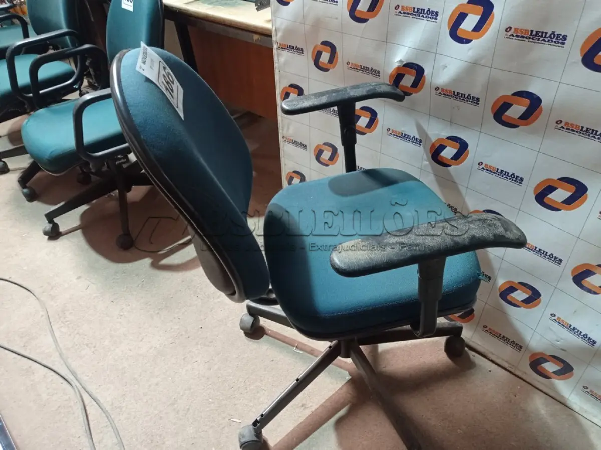 LOTE 186 - 01 CADEIRA DE ESCRITÓRIO COM BASE GIRATÓRIA. (NO ESTADO) ATENÇÃO! FAZER A VISITAÇÃO ANTES DE ARREMATAR, NÃO SABEMOS SE FUNCIONA. LEILÃO NÃO TEM GARANTIA E NEM DEVOLUÇÃO, SUJEITO A POSSÍVEIS AVARIAS VISÍVEIS/OCULTAS E/OU AUSÊNCIA DE COMPONENTES.