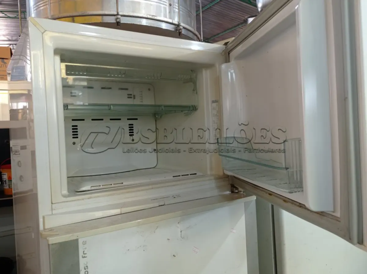 LOTE 273 - 01 GELADEIRA MARCA FROST FREE BRASTEMP 220V. (NO ESTADO) ATENÇÃO! FAZER A VISITAÇÃO ANTES DE ARREMATAR, NÃO SABEMOS SE FUNCIONA. LEILÃO NÃO TEM GARANTIA E NEM DEVOLUÇÃO, SUJEITO A POSSÍVEIS AVARIAS VISÍVEIS/OCULTAS E/OU AUSÊNCIA DE COMPONENTES.
