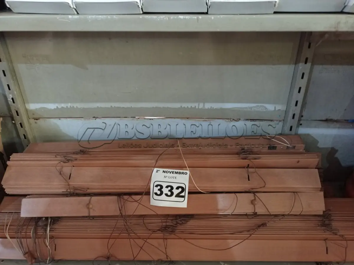 LOTE 332 - 01 LOTE COM VÁRIAS PERSIANAS DE MADEIRA. (NO ESTADO) ATENÇÃO! FAZER A VISITAÇÃO ANTES DE ARREMATAR, NÃO SABEMOS SE FUNCIONA. LEILÃO NÃO TEM GARANTIA E NEM DEVOLUÇÃO, SUJEITO A POSSÍVEIS AVARIAS VISÍVEIS/OCULTAS E/OU AUSÊNCIA DE COMPONENTES.