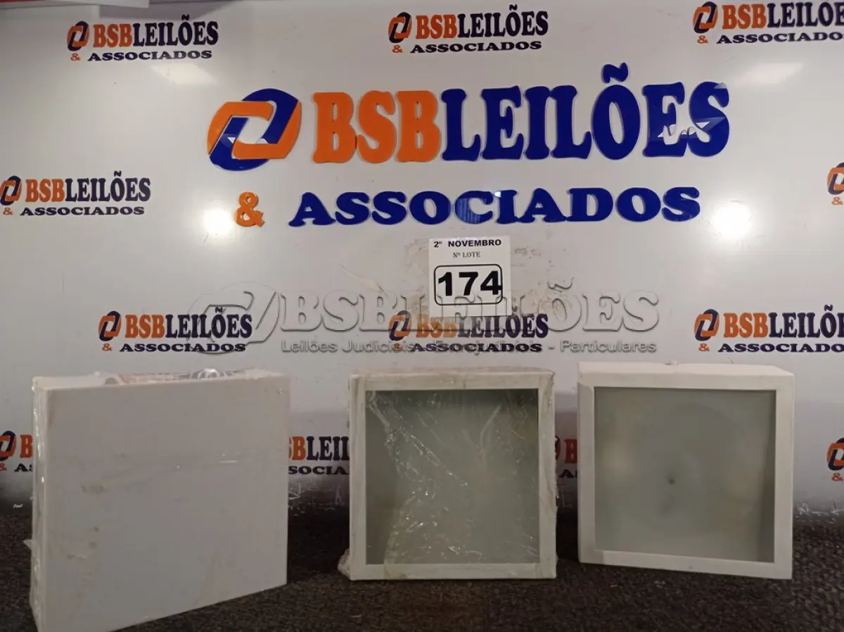 LOTE 174 - 03 LUMINÁRIAS DE SOBREPOR. (NO ESTADO) ATENÇÃO! FAZER A VISITAÇÃO ANTES DE ARREMATAR, NÃO SABEMOS SE FUNCIONA. LEILÃO NÃO TEM GARANTIA E NEM DEVOLUÇÃO, SUJEITO A POSSÍVEIS AVARIAS VISÍVEIS/OCULTAS E/OU AUSÊNCIA DE COMPONENTES.