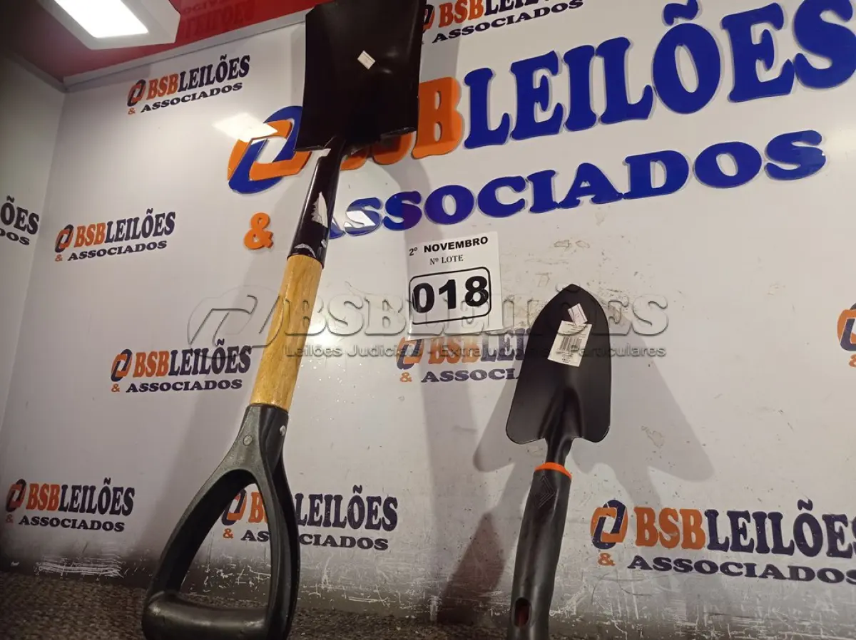 LOTE 018 - 02 PÁS PARA JARDINAGEM. (NO ESTADO) ATENÇÃO! FAZER A VISITAÇÃO ANTES DE ARREMATAR, NÃO SABEMOS SE FUNCIONA. LEILÃO NÃO TEM GARANTIA E NEM DEVOLUÇÃO, SUJEITO A POSSÍVEIS AVARIAS VISÍVEIS/OCULTAS E/OU AUSÊNCIA DE COMPONENTES.
