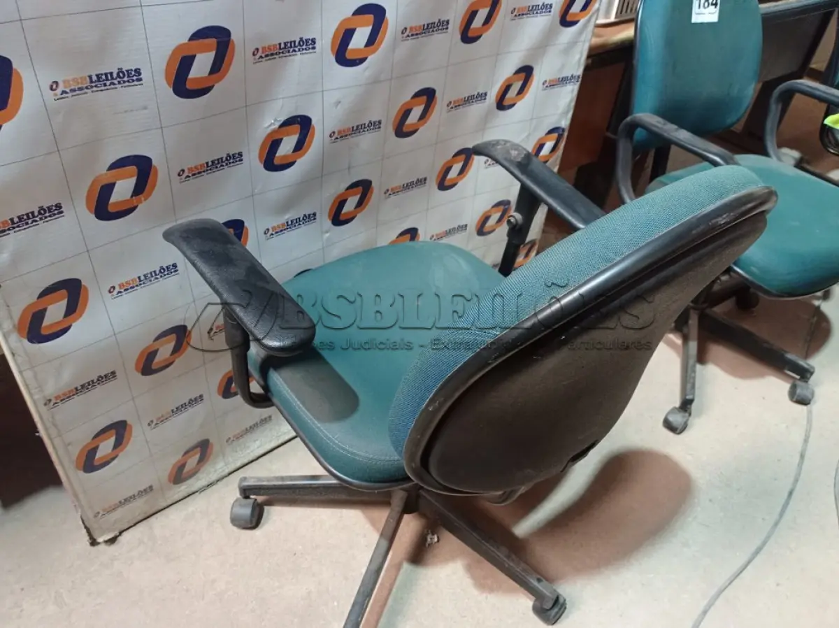 LOTE 183 - 01 CADEIRA DE ESCRITÓRIO COM BASE GIRATÓRIA. (NO ESTADO) ATENÇÃO! FAZER A VISITAÇÃO ANTES DE ARREMATAR, NÃO SABEMOS SE FUNCIONA. LEILÃO NÃO TEM GARANTIA E NEM DEVOLUÇÃO, SUJEITO A POSSÍVEIS AVARIAS VISÍVEIS/OCULTAS E/OU AUSÊNCIA DE COMPONENTES.