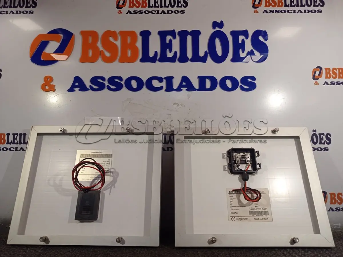 LOTE 315 - 02 PAINÉIS FOTOVOLTAICOS 18V 10W. (NO ESTADO) ATENÇÃO! FAZER A VISITAÇÃO ANTES DE ARREMATAR, NÃO SABEMOS SE FUNCIONA. LEILÃO NÃO TEM GARANTIA E NEM DEVOLUÇÃO, SUJEITO A POSSÍVEIS AVARIAS VISÍVEIS/OCULTAS E/OU AUSÊNCIA DE COMPONENTES.
