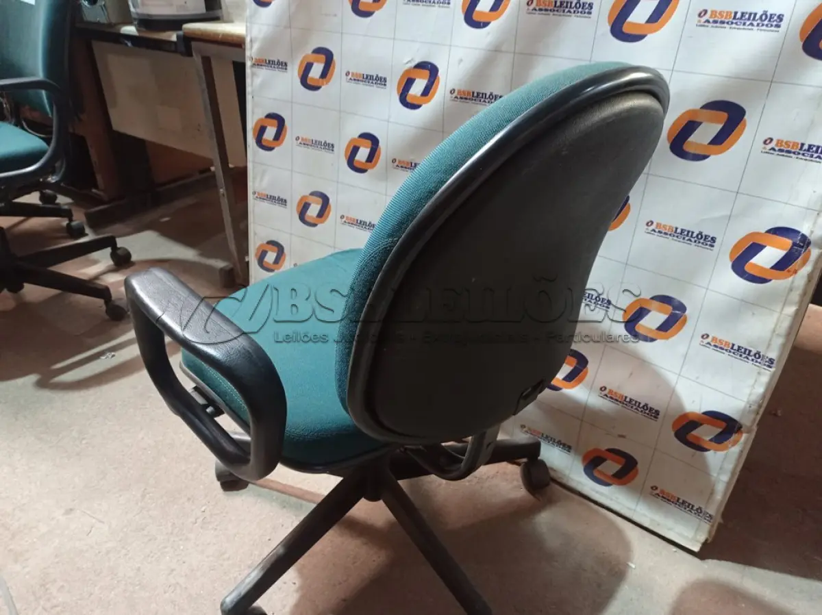 LOTE 185 - 01 CADEIRA DE ESCRITÓRIO COM BASE GIRATÓRIA. (NO ESTADO) ATENÇÃO! FAZER A VISITAÇÃO ANTES DE ARREMATAR, NÃO SABEMOS SE FUNCIONA. LEILÃO NÃO TEM GARANTIA E NEM DEVOLUÇÃO, SUJEITO A POSSÍVEIS AVARIAS VISÍVEIS/OCULTAS E/OU AUSÊNCIA DE COMPONENTES.